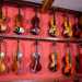 Mentre su una parete rossa sono appoggiati degli splendidi esemplari di violoncelli, viole e violini, alcuni da resturare, altri pronti per essere venduti anche a migliaia di euro